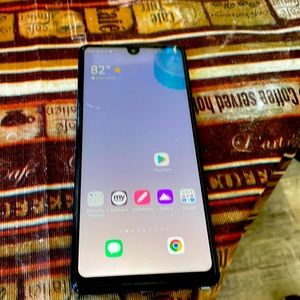 LG Stylo 6 silver Metro network small scratches on back and front